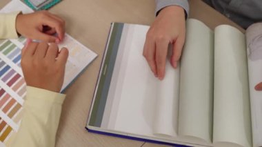 Yavaş çekim kapanış mimarı ve iç mimar. İç mekan tasarımı için tekstil malzemesi ve renk paletinden sunum yapıyor. Müşteri denetimi ve denetimine dayalı. Değiştirilmiş