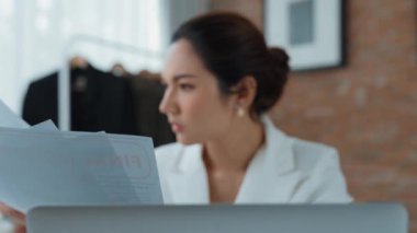Borç faturası tebligatına bakan stresli iş kadını, kötü mali ve mortgage yönetiminden kaynaklanan aşırı borç, harcamalar ve ekonomik kriz nedeniyle iflasın eşiğinde. Canlılık