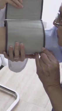 Doktor ya da hekim, hastanedeki ya da klinikteki hasta ile ilgilenir. Mutlu hasta doktoru ziyaret eder ve hastalığın tedavisi hakkında konuşur. Tıbbi sağlık ve doktor hizmeti kavramı.