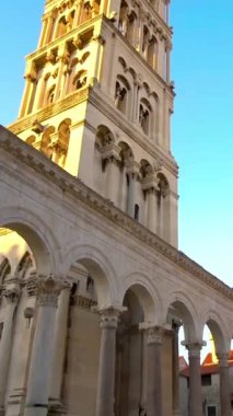 Diocletians Sarayı, Split, Hırvatistan - Diocletian Sarayı Hırvatistan 'ın tarihi merkezinde İmparator Diocletian için inşa edilmiş antik bir saray. Bu, Hırvatistan 'ı ziyaret eden insanların ilgi odağı oldu..