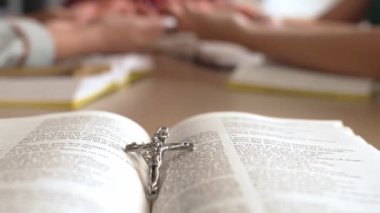 Hristiyan katolik takipçilerle dinsel bağlılık ve maneviyat duygusu doludur. Ağır çekimde Hıristiyan insanlar birlikte dua ederken el ele tutuşup grup duası yapıyorlar. Filizlenen