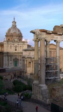 Roma Forumu, İtalya. Roma Forumu, Antik Roma zamanında zafer törenlerinin ve seçimlerin yapılacağı yer olarak inşa edildi. Roma, İtalya 'nın ünlü turistik merkezi. .