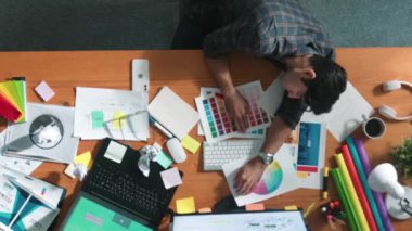 Paletler ve buruşuk kağıtlar üzerindeki tasarımcı görüşü. Yetenekli bir iş adamının toplantı masasında uyurken fikri tükenir. Proje yöneticisi buruşmuş ve kağıt fırlatmış. Sempozyum.