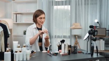 Kadın nüfuzlu kişi sosyal medya ya da blog için canlı yayın yapan video klip eleştirmeni Cilt Bakımı 'nı çekiyor. Kozmetik stüdyosu ışıklandırmalı mutlu genç kız çevrimiçi pazarlama oturumu yayını için..