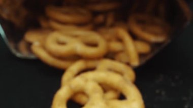 Dağılmış tuzlu krakeri bir paketin içinde saklayın. Hareket eden kamerayla yerleştirilmiş makro atıştırmalık. Stüdyo makro atıştırmalık ve baharat tozu. Tasarım ve baskı için alanı kopyala. Pabulum.