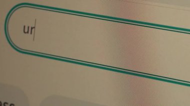 İnternetteki arama ağıyla yakındaki acil servislerde arama yapan kullanıcı acil sağlık hizmetleri için hastane ya da klinik bulmakta ve tedavi görmektedir. Çevrimiçi sağlık teknolojisi. Webography.