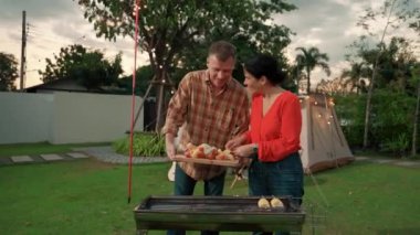 Aile hep birlikte bahçede kamp kurar, yaşlı bir çift barbekü yapar, yemek yer. Son sınıflar kamp faaliyetlerini kullanırlar, doğayla iç içe olurlar ve genç nesil çapraz kuşaklarla zaman geçirirler. Uyumsuzluk.