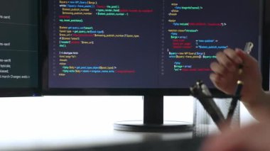 Yavaş çekim yakın çekim el, bilgisayar programlama için arka uç yazılım geliştirici mühendisi hata ayıklama hesaplama kodu üzerinde birlikte çalışarak, monitörde karmaşık algoritmaları çözerek. Filizlenen