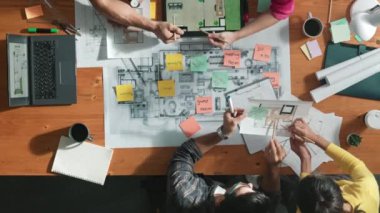 Toplantıda tablet kullanarak iç mimar planlama binasının üst hava görüntüsü. Bir grup mimar mühendis, fikir üretme ve ev yapısını tasarlama işini yönetime sunarken. Sempozyum.