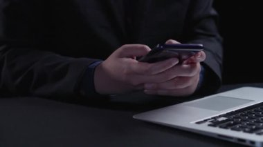 İş adamı, tahminsel büyük veri modellerinden gerçek zamanlı analizlere uzanan eğilimleri ve görüşleri ortaya çıkarmak için veri analizlerini derinlemesine inceleyerek, veri güdümlü kararların analitik endüstrileri UUID 'ye nasıl yönlendireceğini öğrenir