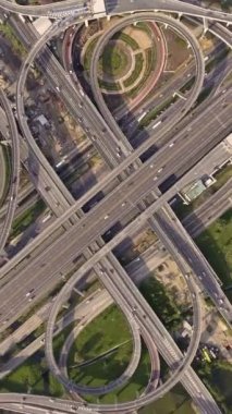 İHA ile alınan yoğun şehir trafiği ile karayolu kavşağının hava görüntüsü. Şehir otoyolu Bangkok 'un doğusundaki çevre yolunda, ulaşım ağında alındı..