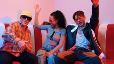 Şık gözlükler takan Happy dans takımı şehir pop veya hip hop müziğine taşınıyor. Modern restoranda birlikte komik serbest dans ederken profesyonel sanatçı grubu oturuyordu. Mutluluk.
