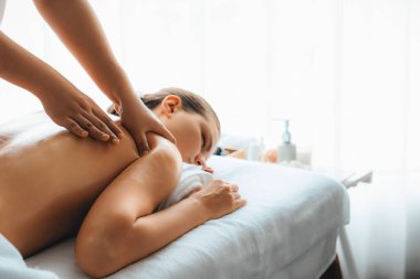 Kafkasyalı kadın müşteri stres önleyici spa masajının keyfini çıkarıyor ve lüks otel ya da oteldeki gündüz açık ortam güzellik salonunda güzellik teniyle eğleniyor. Sessiz.