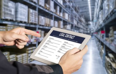 Dijital yasal sözleşme, gelecekteki iş anlaşmalarının imzalanması için gerekli koşulları ve şartları bilgisayar ekranında sunar.