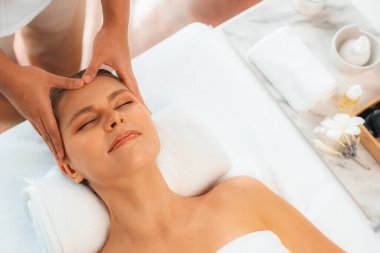 Panorama 'da kadınların stres önleyici kafa masajından ve lüks tatil beldesi veya otel spa salonundaki modern ışık ortamında yüz güzelliği eğlencelerini şımartmaktan hoşlandığı bir manzara var. Sessiz.