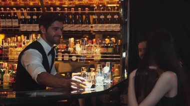 Lüks bir barda limon dilimlenmiş limonla cin ya da tonik servisi yapan akıllı barmen, sıcak gece kulübünün atmosferinde VIP müşteri çiftleriyle canlı sohbetler yapıyor. Vinosity.