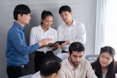 Bir grup farklı ofis çalışanı şirket ofis odasında stratejik iş pazarlama planlamasında birlikte çalışıyor. İş yeri konseptinde pozitif takım çalışması. Tedbirli