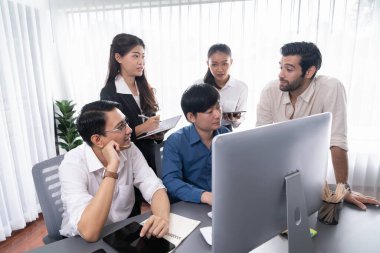 Bir grup farklı ofis çalışanı şirket ofis odasında stratejik iş pazarlama planlamasında birlikte çalışıyor. İş yeri konseptinde pozitif takım çalışması. Tedbirli