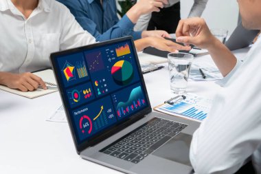 Analist ekibi, mali verileri analiz etmek için BI Fintech ekran dizüstünü kullanıyor. İş adamları BI yazılım teknolojisi torpido gücünün ticari pazarlama planlamasında kullanılacak gücü analiz ediyor. Tedbirli