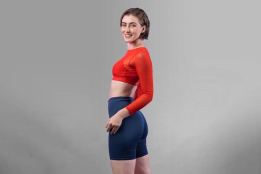 Vücut uzunluğunun tamamı atletik ve sportif genç kadınları izole edilmiş arka planda spor pozisyonunda çeker. Sağlıklı aktif ve vücut bakımı yaşam tarzı.