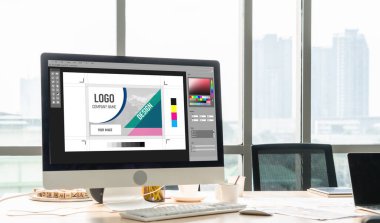 Web sayfasının modern tasarımı ve bilgisayar ekranında gösterilen ticari reklamlar için grafiksel tasarımcı yazılımı