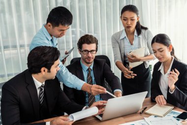Modern ofis ortamında çalışan çeşitli etnik gruplardan çeşitli iş adamları. Üretken ve çok ırklı ofis çalışanları stratejik ticari pazarlama konusunda tartışmaya giriştiler. Çok titiz.