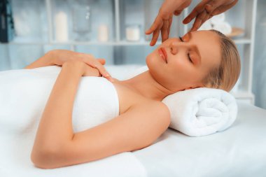Kafkasyalı kadın stres önleyici kafa masajından ve lüks tatil beldesi ya da otel spa salonundaki modern ışık ortamında yüz güzelliği eğlencelerini şımartmaktan hoşlanıyor. Sessiz.
