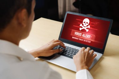 Bilgisayar ekranındaki virüs uyarısı mobil siber tehdit, hacker, bilgisayar virüsü ve kötü amaçlı yazılım tespit edildi