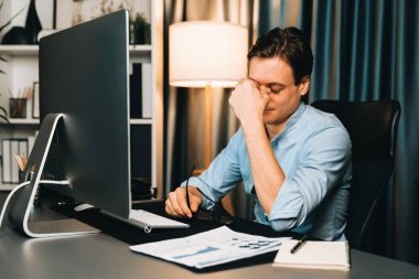 Dinamik veritabanı pazarlama analizi ile PC ekranındaki iş paragrafını araştıran stresli finansal analistin gece vakti modern ev ofisinde aylık rapor hazırlamasını düşünüyorum. Bireysel.
