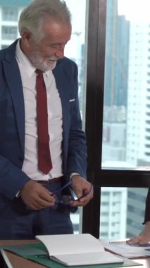 Profesyonel iş adamları şirket ofisinde grup toplantısında mali konuları tartışırlar. Küresel iş ve beyin fırtınası kavramı.