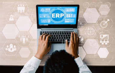 Ticari kaynaklar için Enterprise Resource Management ERP yazılım sistemi modern grafik arayüzünde sunulmuştur. Şirket kaynaklarını yönetmek için geleceğin teknolojisini göstermektedir. uds