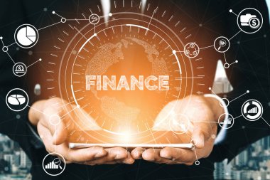 Finans ve Para İşlem Teknolojisi Konsepti. Modern bilgisayar uygulamasında fintech ticaret alışverişini, kar istatistik analizini ve piyasa analisti hizmetini gösteren simgesel grafik arayüzü. uds