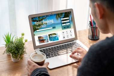 Çevrimiçi otel konaklama rezervasyon sitesi mod rezervasyon sistemi sağlar. Seyahat teknolojisi kavramı .