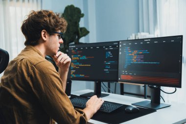 Bilgisayar ekranında çevrimiçi yazılım geliştirme kodlaması oluşturma konusunda stresli bir şekilde çalışan IT geliştiricisi, modern ofisteki web sitesi projesinde en son sürüm uygulaması için düşünme programı. Toplayıcı.