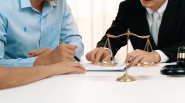 Avukat, hukuk bürosunda pazarlık yoluyla iş anlaşmazlığını çözmek için iki taraf arasında uzlaşma teklif ediyor. Yasal arabuluculuk ve çatışma çözme servisi. Ağır çekim. Katı.