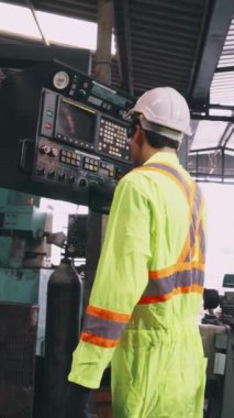 Fabrika çalışanları fabrikadaki ekip üyeleriyle tokalaşıyor. Endüstri insanları takım çalışması ve güven kavramı .