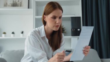 Kadın internet pazarından gelen borç yığınını modern yaşam tarzı olarak hesaplıyor ve prim siber güvenlik yazılımı tarafından korunan cüzdandan çevrimiçi ödeme için kredi kartı kullanıyor