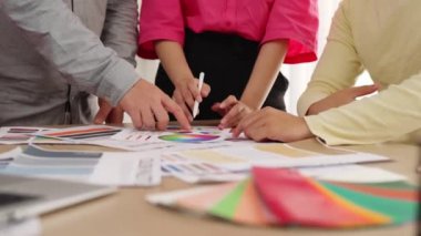 Tasarımcı ekibinin beyin fırtınası yaptığı ve grafik tasarımı için renk seçimi yaptığı el kapanışı ya da tasarım bürosunda krom danışmanlığı için danışmanlık isteyen bir müşteri. Değiştirilmiş