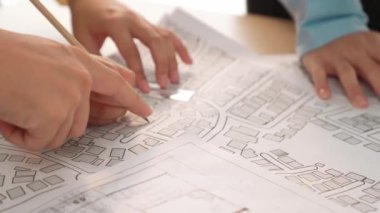 Mimari ekipmanlarla toplantı masasında ev tasarımı üzerine profesyonel mühendis ekibi tartışması ve modern ofiste bina planı dağılımı. Eline odaklan. - Yakın çekim. Tanımlama.
