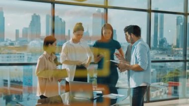 Bir grup iş adamı pazarlama planı hakkında beyin fırtınası yapıyor. Modern ofiste çalışan, konuşan, finansal strateji sunan profesyonel çok kültürlü iş ekibi. İzleme