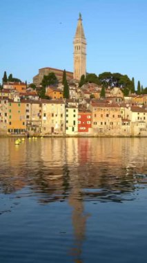 Hırvatistan 'ın Rovinj kenti - Hırvatistan' ın Istria yarımadasındaki eski Rovinj kasabasının panoramik manzarası. Rovinj, Hırvatistan 'ın popüler bir turizm beldesi, balıkçılık limanı ve kültür seyahati.