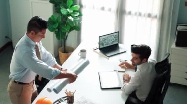 Proje planının dizüstü bilgisayarında ev inşaatı ve ekipmanlarıyla toplantı masasında oturup plan yazarken yöneticilerin konuşmalarının ve ev inşaatı hakkında tartışmalarının en üst görüntüsü. Hizalama.