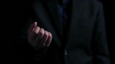 İş adamı CO2 emisyonlarını azaltmak için girişimlerde bulunuyor ve net sıfır hedefliyor. Daha yeşil bir gezegenin karbondioksitini azaltarak sürdürülebilirliğe olan bağlılığını gösteriyor. Kullanıcı Kimliği