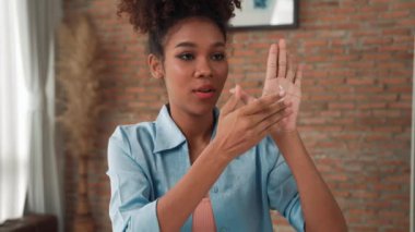 Kadın nüfuzlu kişi, sosyal medya veya blog için canlı yayın yapan video klip eleştirmeni Cilt Bakımı 'nı çekiyor. Kozmetik stüdyosu ışıklandırmalı mutlu genç kız çevrimiçi pazarlama oturumu yayını için..