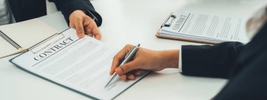 Yönetim kurulundaki iki işletme yöneticisi dönem ve şirket birleştirme anlaşmasını tartışıyor, kurumsal sözleşme belgelerini iş ortaklığı olarak gözden geçiriyor ve satın alma ve birleşme kavramı ile işbirliği yapıyor. Kurnaz.