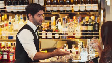 Cama soda veya tonik dolduran zeki barmen, hoş geldin içkisi olarak arkadaşlarıyla içki içmek ve ilk izlenim profesyonelliği ile karşılamak için bardaki müşteriye servis yapıyor. Vinosity.