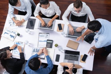 Üst düzey analist ekibi toplantı odasındaki mali verileri analiz etmek için BI Fintech 'i kullanıyor. İş anlayışı ve stratejik pazarlama planlaması için kağıt üzerinde analitik BI gösterge paneli. Tedbirli