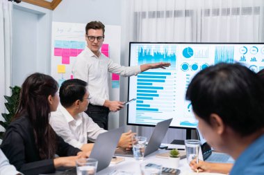 Ofiste sunum ya da analist ekibiyle toplantı odasında mali verileri analiz etmek için BI Fintech 'i kullanmak. İş adamları stratejik planlama için TV ekranında BI gösterge panelini inceliyor.
