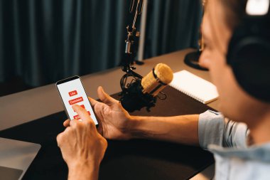 Akıllı yayın kuruluşundaki sunucu kanalı, modern stüdyoda güncel zamanı sıcak bir ışık altında takip etmek için sosyal medyada paylaşım, paylaşım, paylaşım ve yorum ile hayran kulübü sayfasını tanıtıyor. Bireysel.