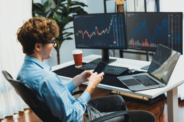 Akıllı telefonlara odaklanan genç tüccar ile piyasa stoku grafiğindeki dizüstü bilgisayarları ve bilgisayarları karşılaştırarak gerçek zamanlı ekranlara yatırım yaparak dinamik döviz kuru kavramını analiz ediyor. Toplayıcı.